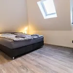 Fewomo, Historisches Moselflair Apartment, 6 Personen, Stilvoll & Komfortabel Fuer Deinen Urlaub *
