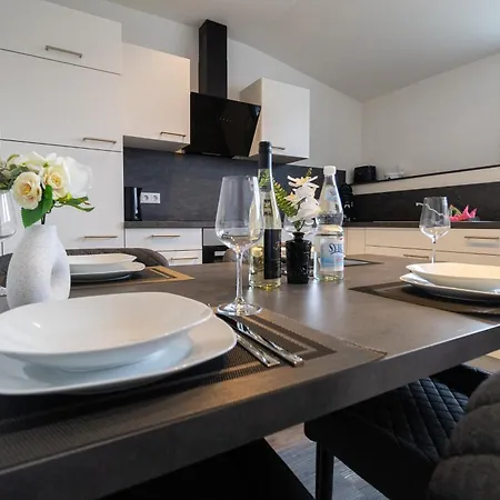 公寓 Fewomo, Historisches Moselflair Apartment, 6 Personen, Stilvoll & Komfortabel Fuer Deinen Urlaub 利塞尔