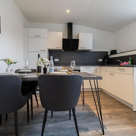 Апартаменты Fewomo, Historisches Moselflair Apartment, 6 Personen, Stilvoll & Komfortabel Fuer Deinen Urlaub