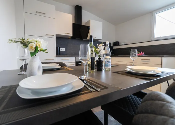 アパート Fewomo, Historisches Moselflair Apartment, 6 Personen, Stilvoll & Komfortabel Fuer Deinen Urlaub リーザー